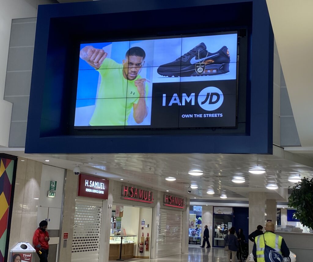 Digital out-of-home advertising in a retail environment